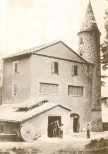 Notre moulin à la fin du XIXe siècle. On aperçoit une grande meule à l'extérieur.
